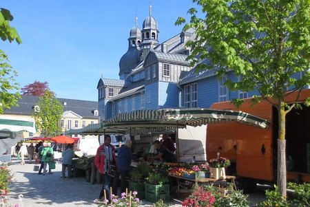 Wochenmarkt vor der Marktkirche in Clausthal 