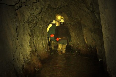 Gruppe von Besuchern unter Tage im Wasserlauf 